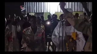 القائد حمودة البيشي وسط قواتة روح معنوية عالية 