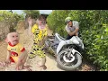 Download Lagu Monkey SinSin and SuBi cried, worried and scared when Dad suddenly had a big accident 😱🙊