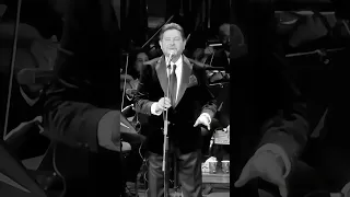 ضحك احدي معجبات هاني شاكر علي اغنيه مع قلبك انت بس 