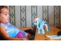 Lagu СМОТРЕЛА МАЙ ЛИТЛ ПОНИ И НЕОЖИДАННО РЭЙНБОУ ДЭШ ВЫЛЕТЕЛА ИЗ МОНИТОРА КО МНЕ 💙 PONY IN REAL LIFE
