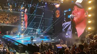 Luke Combs “When it rains it pours” C2C London 2022 (mic mishap)