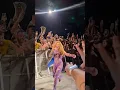 Download Lagu Shakira baja al público saluda fans #shakira #colombia #youtubeshorts #shortsviral #lmynl #shorts