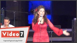 بالفيديو   نادية مصطفى تغنى  مسافات  فى مهرجان القلعة للموسيقى والغناء دندنها