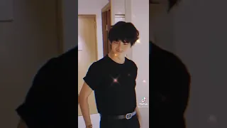 Bts على أغنية المكان بأكمله مظلم 