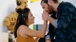 تقبيل يد المراه علامه من علامات الحب 