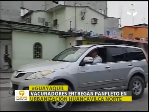 Vacunadores entregan panfleto en urbanización Huancavilca Norte