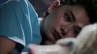 احيانآ بتحتاج بس أنك تضل ساكت      لأن مافي كلام بيقدر يوصف شو عم يصير بعقلك وقلبك دندنها