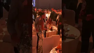 مرضيش يحط ايده علي ضهرها وهما بيتصوروا 