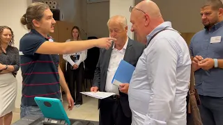 Arnautović testirao skenere, stavio pogrešan glasački listić pa počelo da pišti: Ovo je namjerno