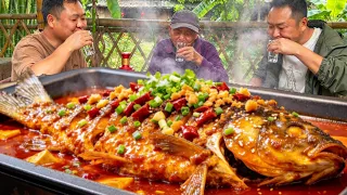 30斤巨型大魚下大鐵鍋,二弟慢燉大半天,鮮香入味父子仨吃爽了!【鐵鍋視頻】