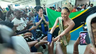 BALAA MAPOKEZI YA JIHAN NA PAPAA NAWAT WALIVYOTUA TANZANIA UMATI WAJITOLEZA UTASHANGAA