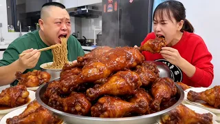 老公一看見好的就跟我搶，這下好了吧錯過了大豬肘，我看他下次還敢不敢搶了！