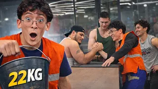 Cleaner, Prank 22 kg🪣￼. A cleaner amazed the bodybuilders