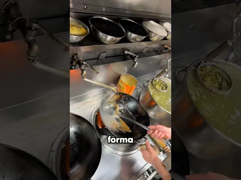 El chef de Japón lava su wok diferente