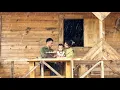 Download Lagu Vrouw en zoon bezoeken voor het eerst de nieuwe boerderij: maïs grillen en houtskool maken
