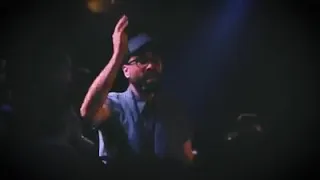 السوري متربي على الكرامه فشيت خلق كل سوري دندنها