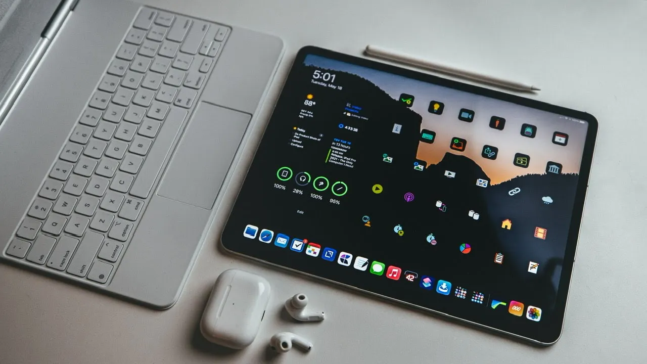All iPads: How to Screen Mirror to Any TV, Computer Monitor or Projector w/ HDMI Cable + AV Adapter All iPads: How to Screen Mirror to Any TV, Computer Monitor or Projector w/ HDMI Cable + AV Adapter