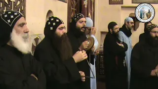 الآباء الرهبان بدير السريان يصلون  إبصالية واطس للثلاثة فتيه القديسين  أربسالين   رتلوا للذى صلب  دندنها