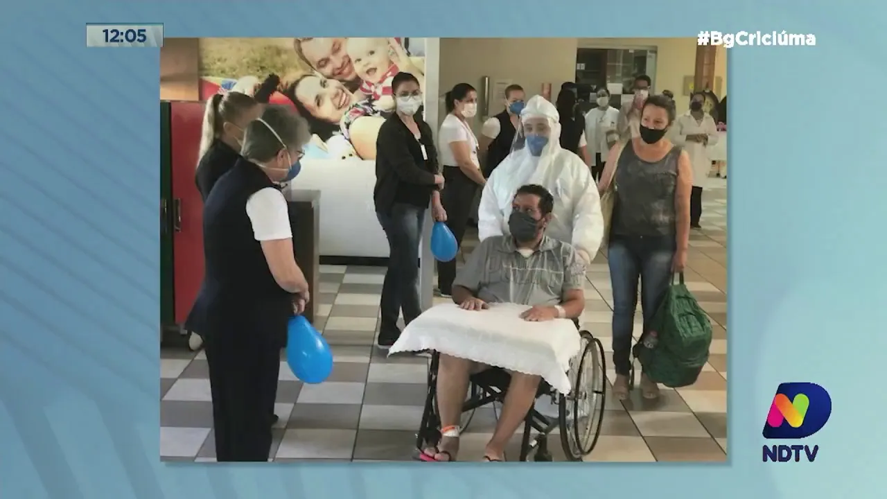 Recuperado da Covid-19, morador de Chapecó deixa o Hospital São José, em Criciúma