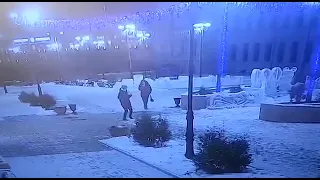 Вандалы разломали ледяные фигуры на улице Музейной