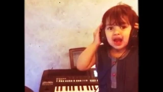 طفل يأدن أذان 