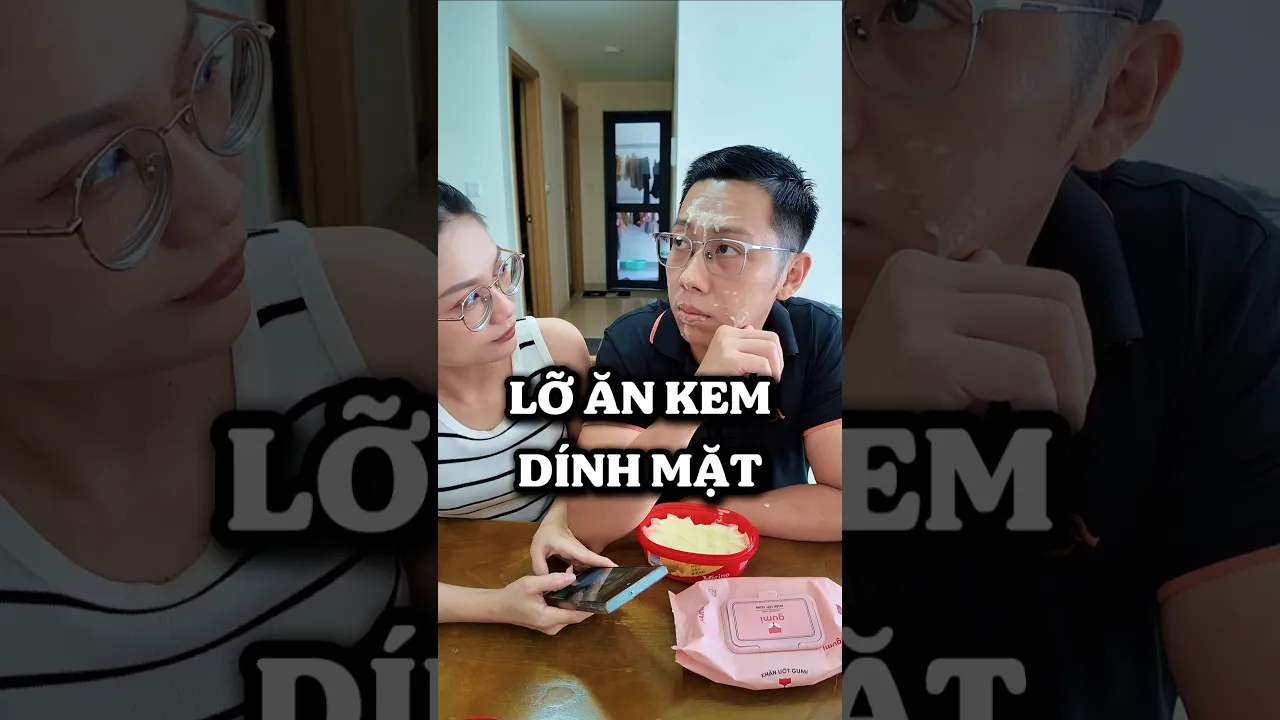 Lỡ Ăn Kem Dính Mặt.