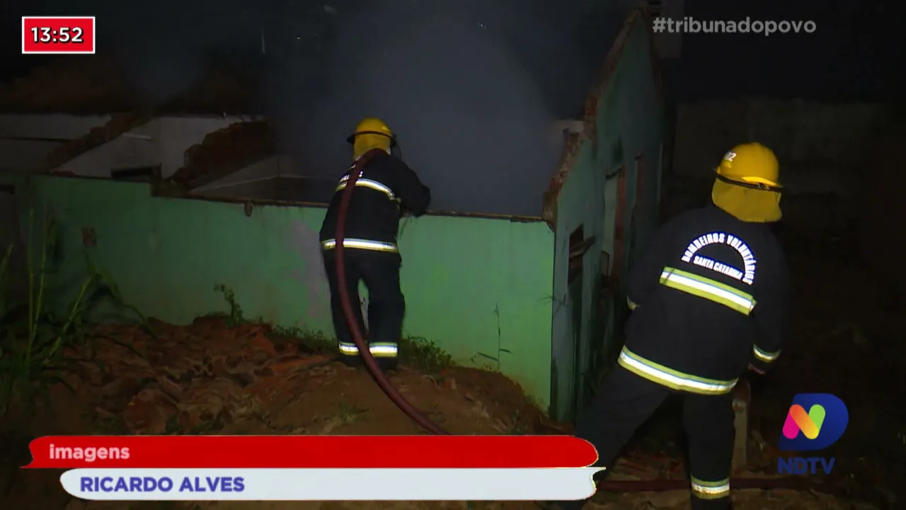 Joinville: homens ateam fogo em casa e depois fogem