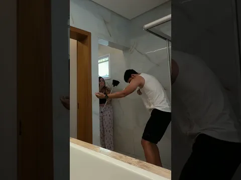 JOGANDO ÁGUA DE VASO NO MEU MARIDO PRA VER A REAÇÃO DELE