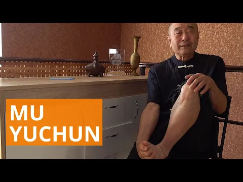 Keksa bir kishi yosh ayolning kokragidan opadi