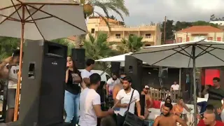 شوفو شو بيصير     بس تغني ريم السواس زوري   زيد الثلج صب الكاس صار الوضع راس براس   دندنها