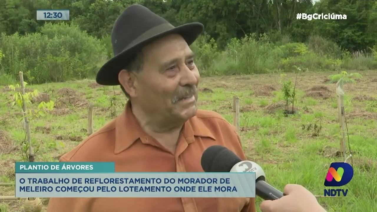 Morador de Meleiro recebe incentivo após começar trabalho de reflorestamento em loteamento onde mora