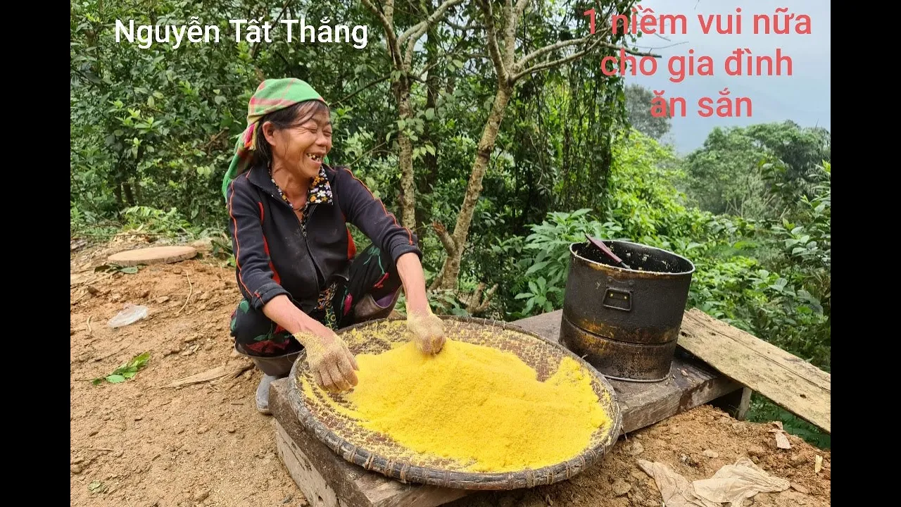 Trưởng thôn nhận quà thêm một vợ chồng nữa được nền Nhà. Nguyễn Tất Thắng