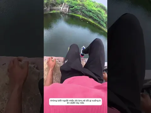 giúp bạn người nhiện đi tìm đồ bị rơi xuống nước