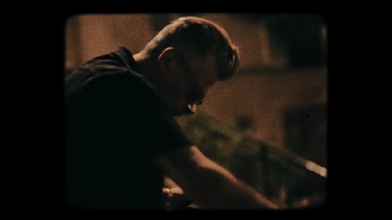 Benjamin Biolay - Juste avant de tomber (Clip Officiel) Benjamin Biolay - Juste avant de tomber (Clip Officiel)