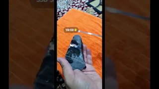 سن السكاكين على الأحجار الموجودة في الطبيعة دندنها