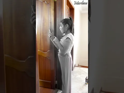 Utiliza espray mαgico para desapareser y descubrir a su padre con la mejor amiga