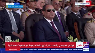 على موسيقى طبول الحرب   مجموعة حملة الأعلام يقدمون عرضا عسكريا ويتقدمهم علم القوات المسلحة دندنها