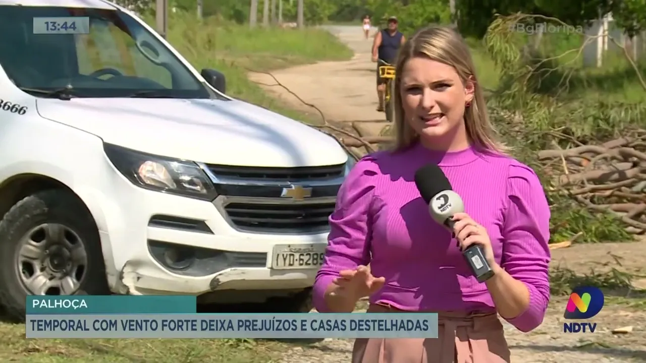 Temporal com vento forte deixa prejuízos e casas destelhadas, em Palhoça