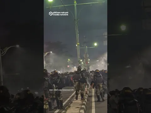 Polisi Tembak Gas Air Mata dan Water Cannon ke Massa Aksi di Jalan Imam Bonjol