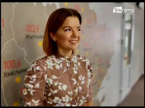 Presentadora ucraniana pierde un diente durante un noticiero