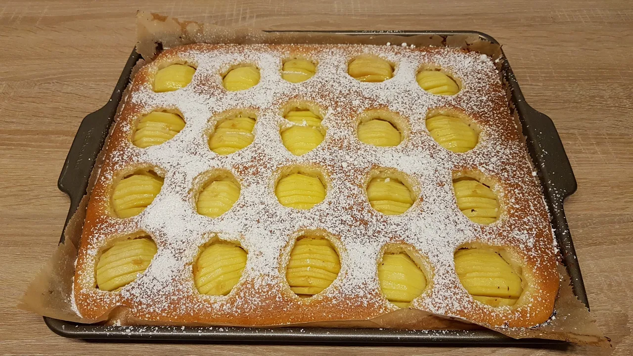 
          
          
          
            
            Apfelkuchen vom Blech | Lecker & Saftig
          
        . 