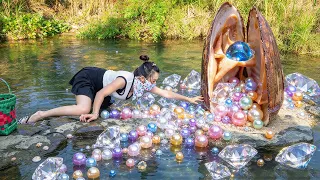 🔥🔥A girl discovers a giant river clam overflowing with stunning iridescent colorful pearls by stream