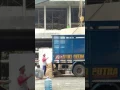 Download Lagu Demi sesuap nasi wanita ini bekerja menjadi kuli bangunan subhanallah