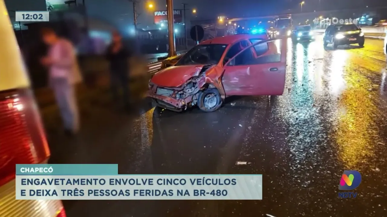 Engavetamento envolve cinco veículos e deixa três pessoas feridas na BR-480 em Chapecó