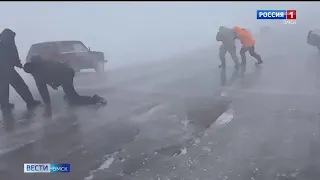 Это видео облетело сотни пабликов — омичи едва ли не ползком пытаются преодолеть ледяную трассу