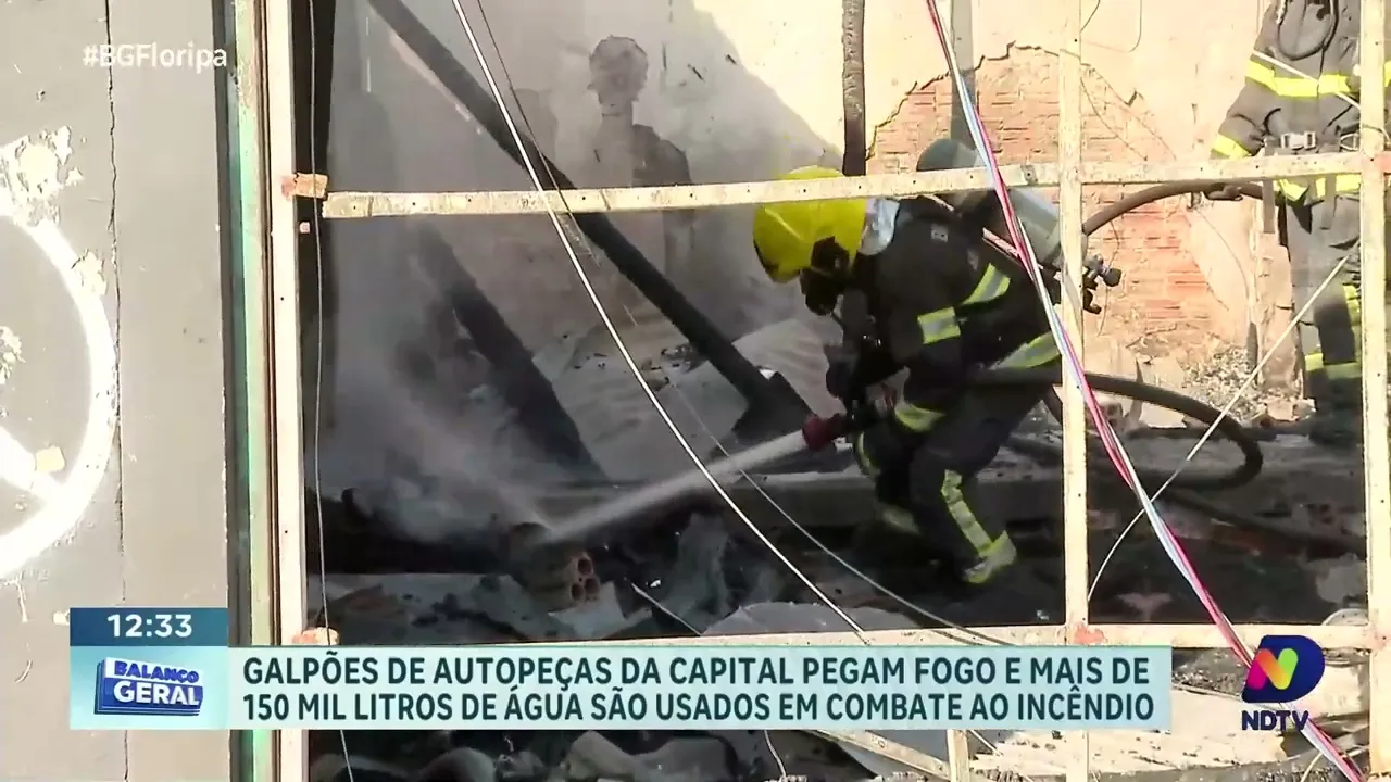 Incêndio em galpões de autopeças em Florianópolis: mobilização de bombeiros e toneladas de água