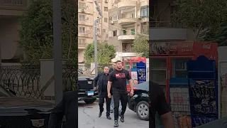 لحظة نزول صبري نخنوخ من عربيته الفارهة في عز اء والدة كابتن شندي يحي  صبري نخنوخ  شندي يحي دندنها