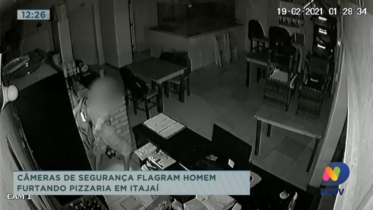Câmeras de segurança flagram homem furtando pizzaria em Itajaí