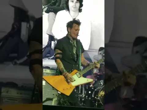 Download MP3 Johnny Depp playing guitar (LIVE)