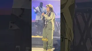 انهيار مفاجئ لمغنية مشهورة على المسرح قدام آلاف الناس 